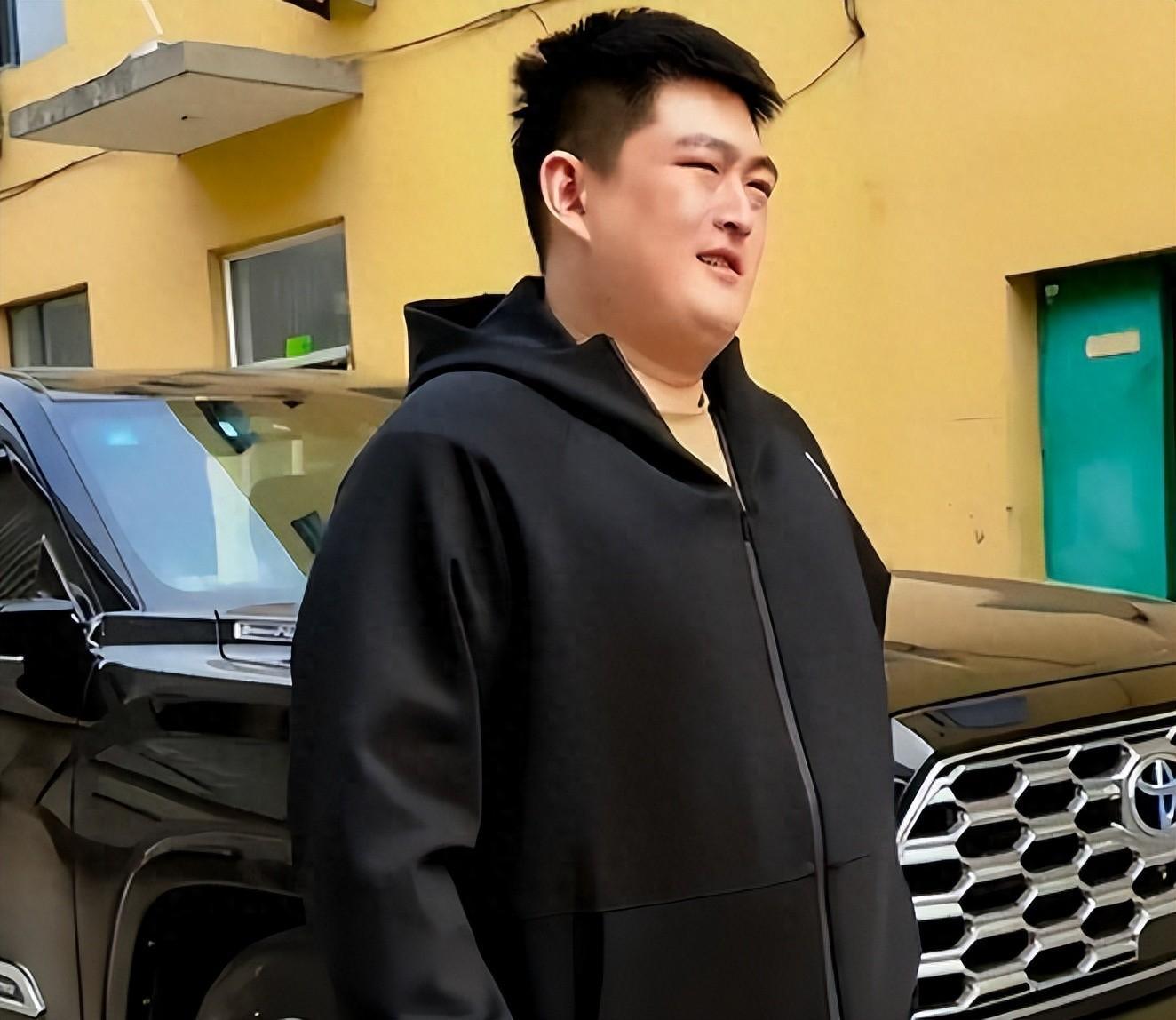 开云体育官方app-人情世故尽显！赵本山儿子踢足球，一身肥肉没人敢拦，放水太离谱